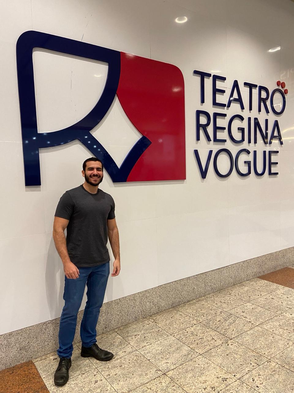 Gustavo Saldanha em frente ao letreiro do Teatro Regina Vogue